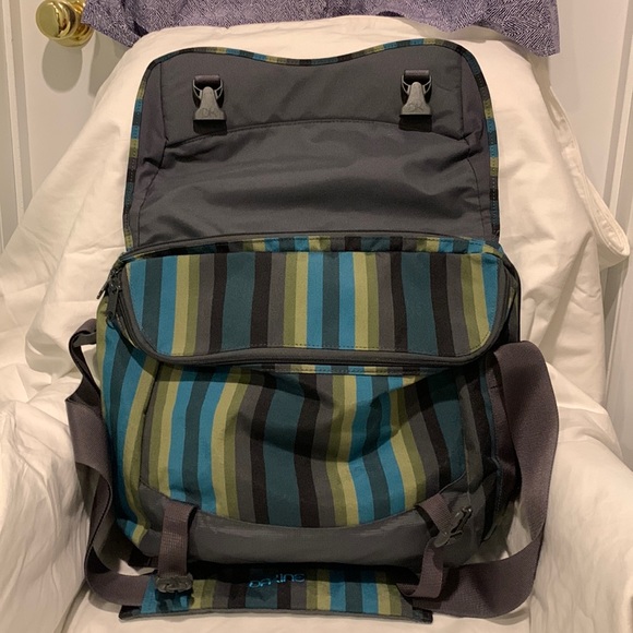 Dakine messenger bag. Adjustable shoulder or crossbody strap. - Picture 4 of 8